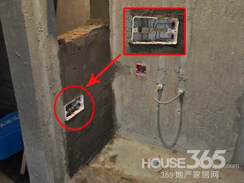 在电器设备的金属外壳上应安装(?),能防止因设