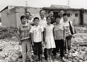 在居住了10年正在拆迁中的房前留影
