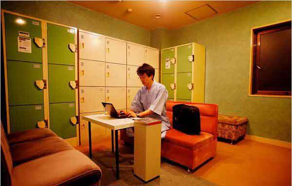 日本的胶囊旅馆后,萌发了自己建造胶囊公寓