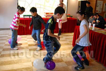 刺激的踩气球游戏