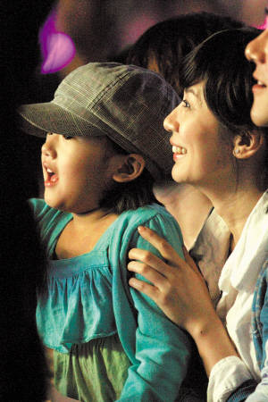 贾静雯带着女儿看罗志祥的演唱会.资料图片