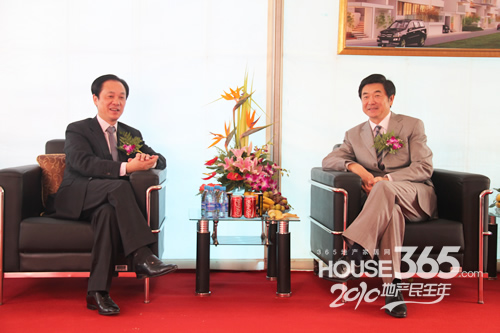 吴中区区长俞杏楠(左),中国保利集团副总经理雪明交谈