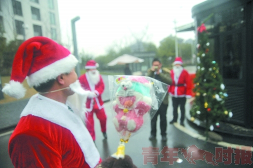 白鹭郡东保安扮圣诞老人派发礼物-杭州房产-3