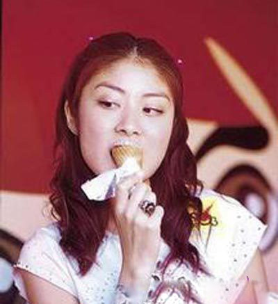 陈慧琳吃甜筒的表情很喜感