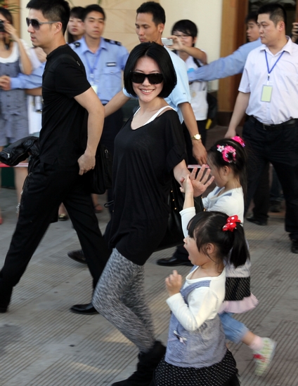3.小S夫妇带着两个女儿抵达三亚。