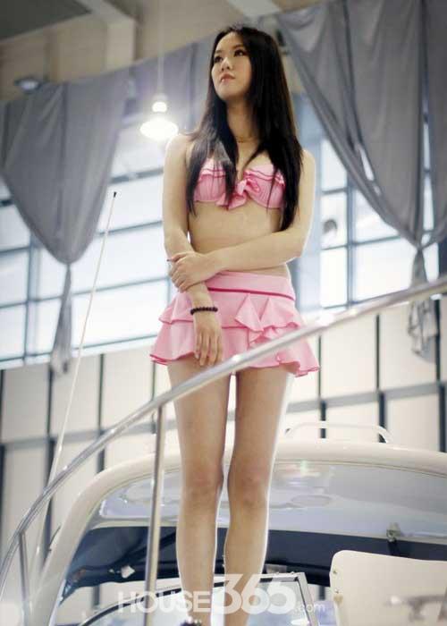 游艇上的比基尼美女10图片