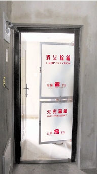 消防栓箱离入户门不足一米 开发商一个月整改