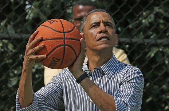 奥巴马打篮球大出洋相 22中2上篮竟不沾框(图