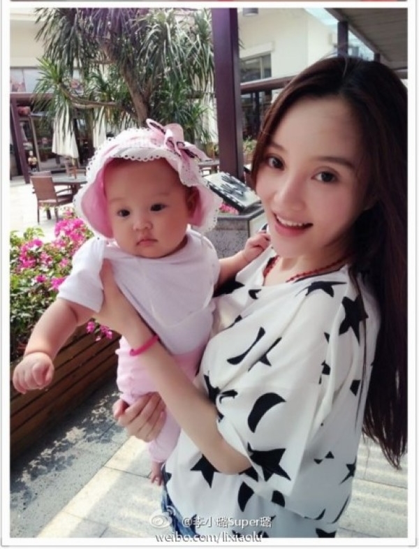 组图:李小璐女儿正面照曝光