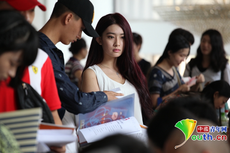 组图:北京<em>电影</em>学院开学 帅哥<em>美女</em>报道成<em>校园</em>靓