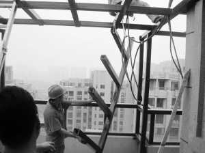 南京:新小区楼顶冒出33处违建 城管:将逐步走程