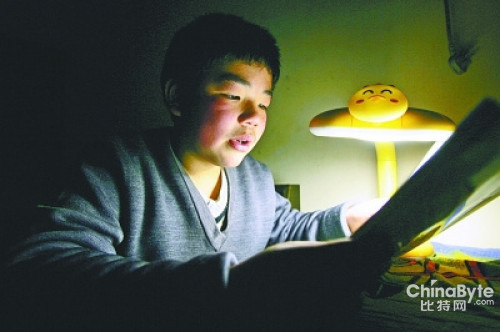 买不起闹钟怕迟到!男童半夜摸黑上学校门口等