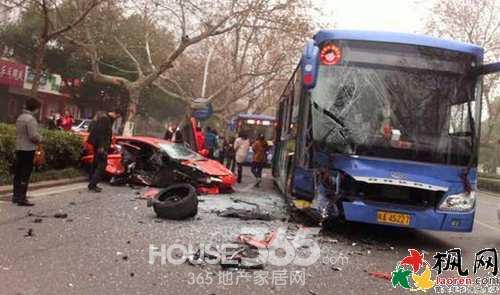 合肥兰博基尼避让摩托车撞上公交 维修费要50