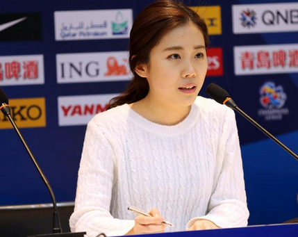 亚冠发布会韩国美<em>女翻译官</em>大抢镜 素颜清纯受