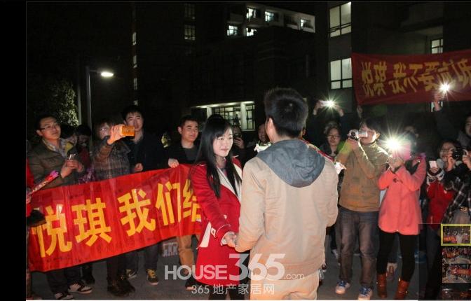 安徽大学昨夜的暴动竟是求婚 男主疑是中介-