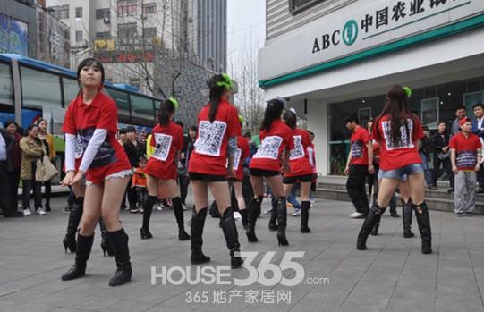 恒大中央广场激情快闪 美国队长空降合肥领舞