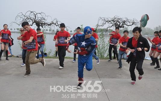 恒大中央广场激情快闪美国队长空降合肥领舞全