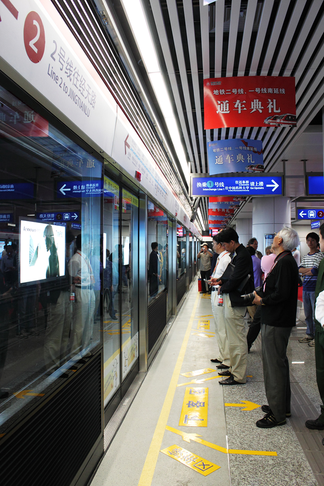 不少市民在候车区耐心等待,以期第一时间乘坐二号线列车.