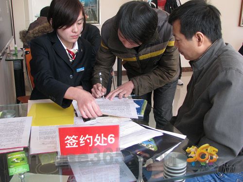 客户签约——house365 钱海玲 摄