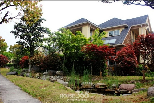 金鸡湖一号的别墅设计虽然多为联排分区,但是50米的超大栋距却实属